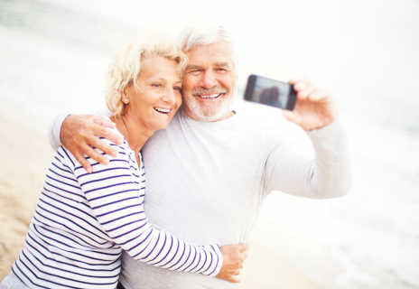 Älteres Paar macht zusammen ein Selfie