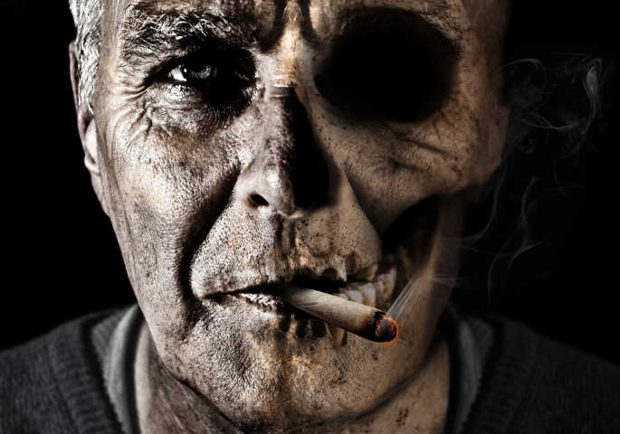 Düsteres Gesicht von rauchendem alten Mann
